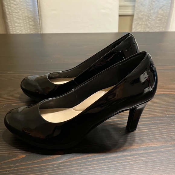 Clarks Ultimate Comfort Collection Patent Black Heels - Picture 2 of 9